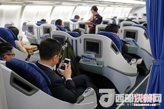 在東航MU5137航班上，旅客全程在飛行模式下可以使用手機(jī)。殷立勤 攝