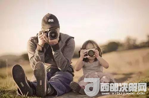 “曾子殺豬”故事在前，最近又有《父母說(shuō)好考了90分就去看海，被爽約后女孩離家出走》新聞在后。父母如果自己的行為“打臉”了，又怎么能在孩子面前掌握教育的主動(dòng)權(quán)。