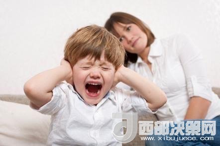 這時(shí)孩子可能會(huì)一直哭，甚至觀察父母的反應(yīng)。父母這時(shí)候可以讓他哭，哭累了自然就會(huì)停下，要讓孩子明白“鬧起來(lái)沒(méi)道理我不會(huì)心疼你”。