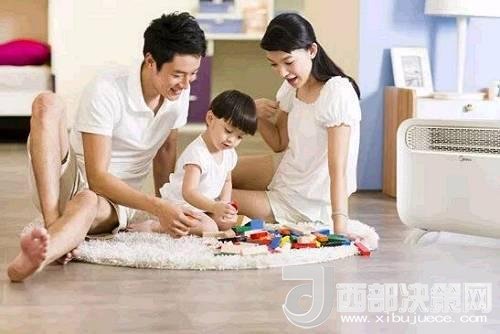 兒童時(shí)期，孩子好奇心強(qiáng)，喜歡“打破砂鍋問(wèn)到底”、“探究性拆東西”、“自言自語(yǔ)做游戲”。這些聽(tīng)似好笑，看似頑皮的言行舉止，恰恰就是孩子創(chuàng)造火花的閃現(xiàn)。心理學(xué)家鄧斯克認(rèn)為，小孩子在游戲中的“假裝”會(huì)大大促進(jìn)他們的發(fā)散思維。