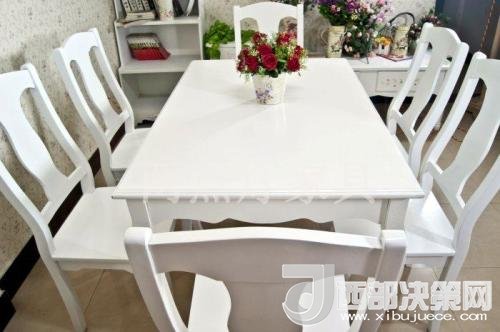 喜歡白色餐桌 但椅子該如何搭配？