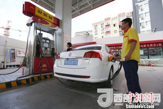 資料圖：山西太原，加油站工作人員正在給車輛加油?！?jiān)?攝