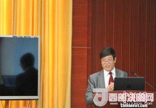 圖為中南大學(xué)教授歐陽友權(quán)在現(xiàn)場作了題為“我國文化產(chǎn)業(yè)發(fā)展的三大拐點(diǎn)與高校的責(zé)任”報告。　趙曉 攝