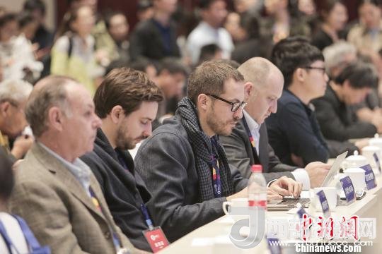 河北工業(yè)設(shè)計(jì)創(chuàng)新中心(以下簡稱HIDC)啟動(dòng)儀式暨“設(shè)計(jì)促轉(zhuǎn)型·創(chuàng)新贏未來”國際工業(yè)設(shè)計(jì)工作坊26日在河北省省會(huì)石家莊市舉行。圖為與會(huì)各國設(shè)計(jì)師?！⌒ば?攝