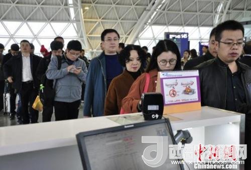 圖為旅客等待進(jìn)入客艙?！慰∶?攝