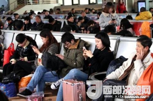 資料圖：移動(dòng)互聯(lián)網(wǎng)時(shí)代，旅客都拿著手機(jī)打發(fā)時(shí)間。<a target='_blank' >中新社</a>記者 王中舉 攝