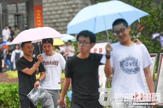 資料圖：6月8日，山西太原，考生打傘走出考場。當(dāng)日，全國部分地區(qū)2018年高考結(jié)束。 <a target='_blank'  data-cke-saved- >中新社</a>記者 武俊杰 攝