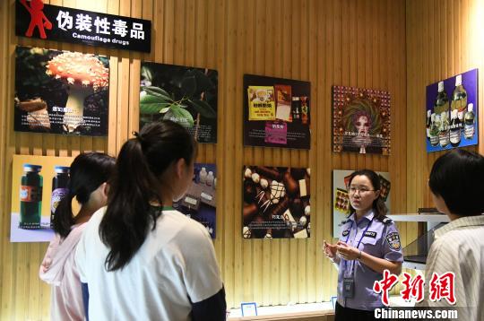 山西省司法行政戒毒系統(tǒng)積極面向社會開展禁毒警示教育。　　　王建軍 攝