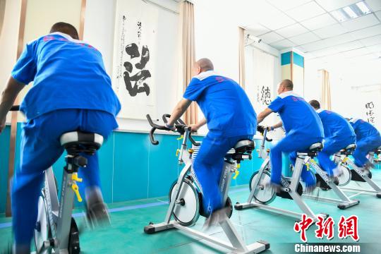 山西省戒毒人員正在進行身體鍛煉?！⊥踅ㄜ?攝