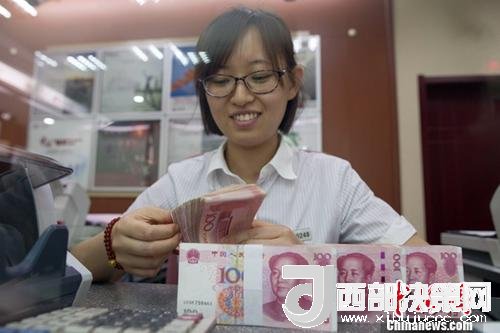 7月5日，山西太原一銀行工作人員正在清點(diǎn)貨幣。人民幣對(duì)美元匯率中間價(jià)在經(jīng)歷了過去11個(gè)交易中的10次下調(diào)后終于迎來大漲。5日，中國(guó)外匯交易中心公布人民幣對(duì)美元匯率中間價(jià)報(bào)6.6180，較前一交易日大幅上調(diào)415個(gè)基點(diǎn)，創(chuàng)下自2017年10月11日以來的最大升幅。<a target='_blank' >中新社</a>記者 張?jiān)?攝