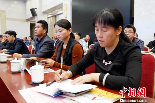 圖為與會(huì)嘉賓聆聽專家演講。　李雋 攝