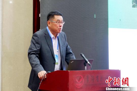 圖為青海省農(nóng)林科學(xué)院副院長(zhǎng)、國(guó)家大麥青稞產(chǎn)業(yè)技術(shù)體系崗位科學(xué)家遲德釗正在發(fā)言?！±铍h 攝
