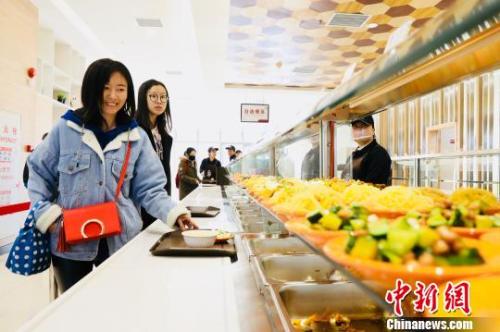 　資料圖：消費(fèi)者在餐廳就餐?！惴?攝