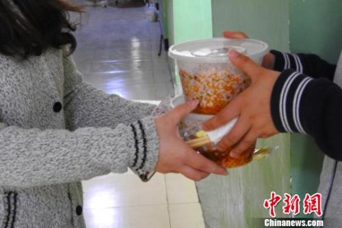 外賣配送員將外賣送到學(xué)生宿舍。受訪者供圖