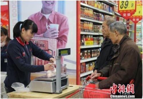 資料圖：在保定市北市區(qū)一家大型超市內(nèi)，促銷員正在為購買雞蛋的市民稱量、打包。李芳華 攝