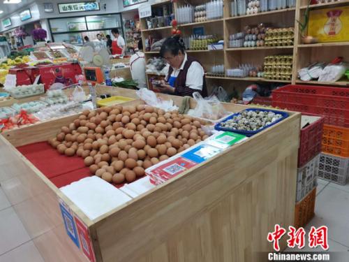 圖為菜市場(chǎng)里賣的雞蛋。 謝藝觀 攝