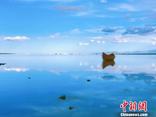  資料圖：“天空之鏡”茶卡鹽湖。　張坤　攝
