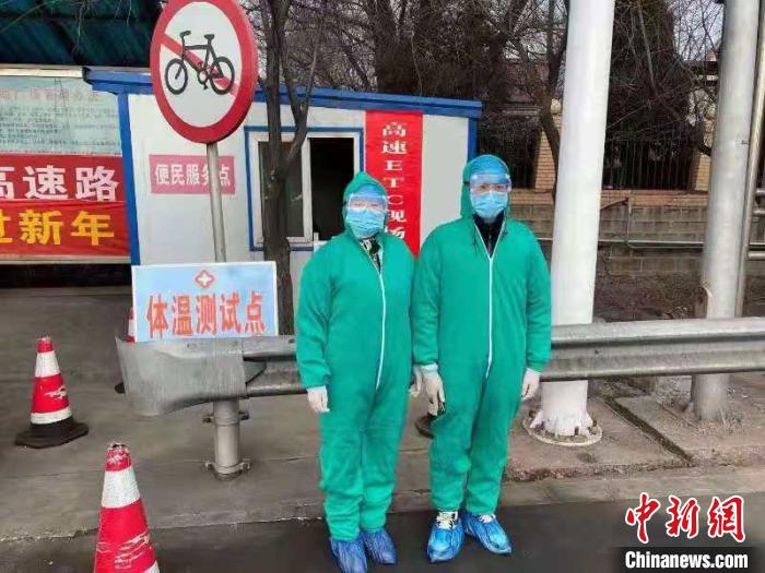 鄉(xiāng)鎮(zhèn)衛(wèi)生院和社區(qū)衛(wèi)生中心工作人員排查發(fā)熱患者。　介休市醫(yī)療集團供圖 攝