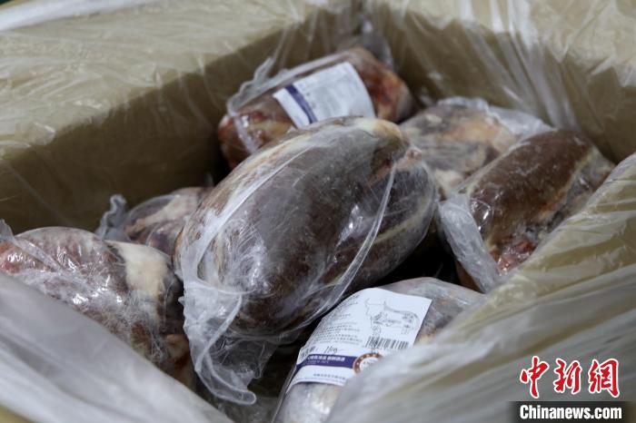 當(dāng)雄縣援鄂物資中的牦牛肉，圖中的為腱子肉，是牦牛肉中的“極品”?！‘?dāng)雄縣 供圖 攝
