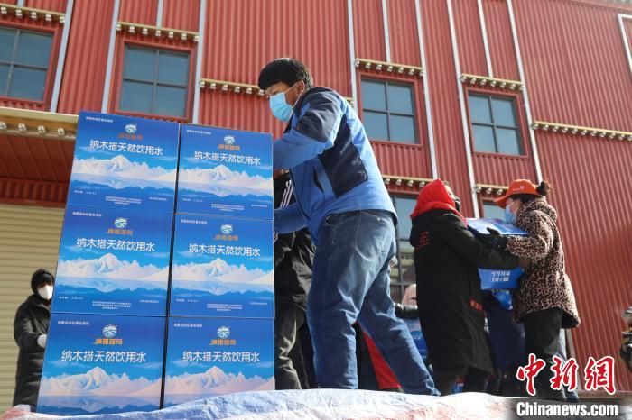 西藏當(dāng)雄給湖北荊州送去冰川礦泉水、牦牛肉等物資