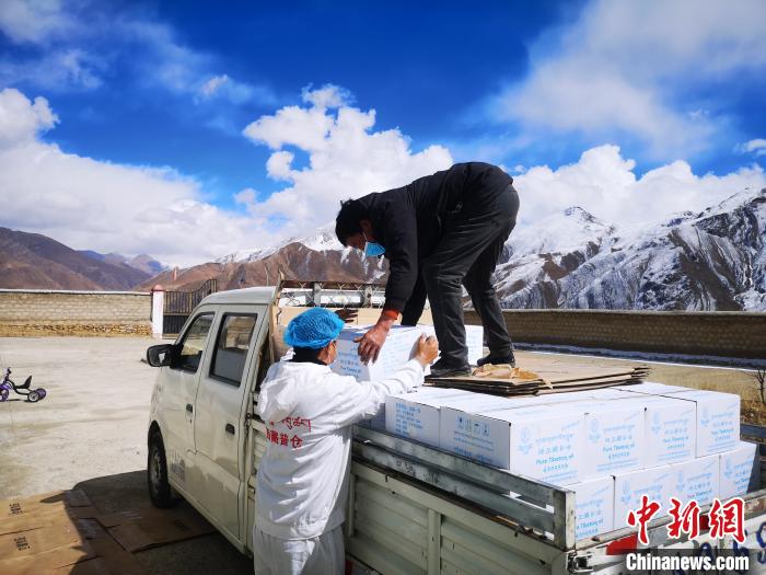 圖為工作人員搬運物資。堆龍德慶區(qū)宣傳部供圖