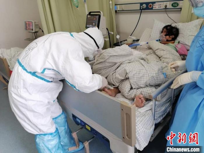 徐陶在工作中。四川援助湖北醫(yī)療隊供圖