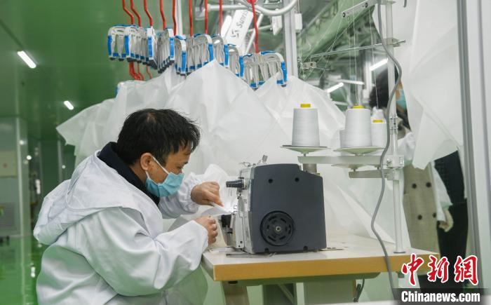 工人生產(chǎn)防護(hù)服，保障抗疫物資供應(yīng)。廣安市委宣傳部供圖