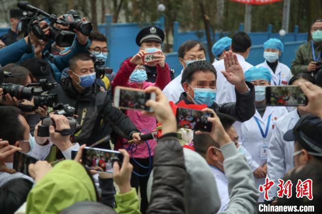 圖為貴州省最后一名新冠肺炎確診患者從貴州省將軍山醫(yī)院出院，患者與眾人揮手告別。　瞿宏倫 攝
