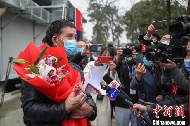 圖為貴州省最后一名新冠肺炎確診患者從貴州省將軍山醫(yī)院出院，患者接受媒體采訪?！■暮陚?攝