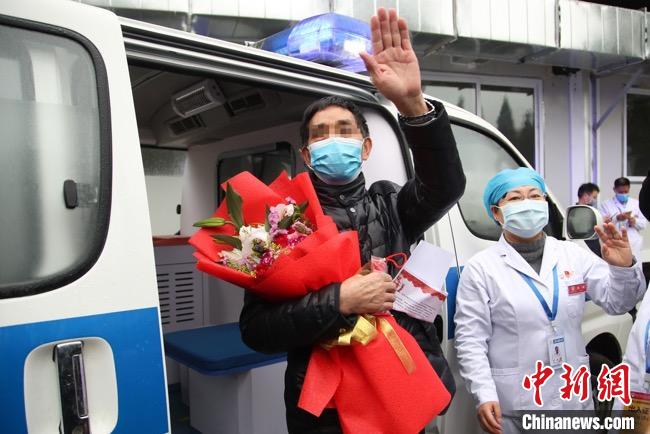 圖為貴州省最后一名新冠肺炎確診患者從貴州省將軍山醫(yī)院出院，患者與眾人揮手告別?！■暮陚?攝