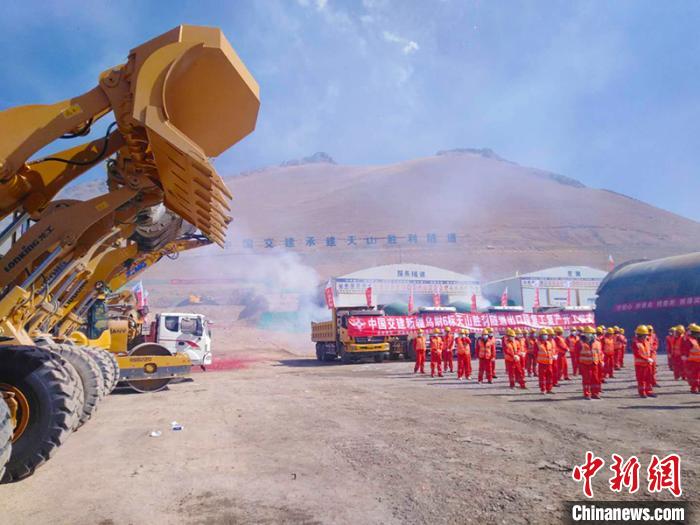 備受?chē)?guó)內(nèi)外關(guān)注的G0711線烏魯木齊至尉犁高速公路建設(shè)項(xiàng)目天山勝利隧道復(fù)工“進(jìn)行時(shí)”?！￡悇︼w 攝