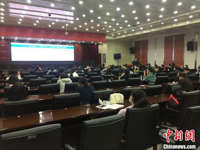 山西選派554名疫情防控指導(dǎo)員駐校指導(dǎo)高三年級(jí)開學(xué)疫情防控?！「呷鸱?攝