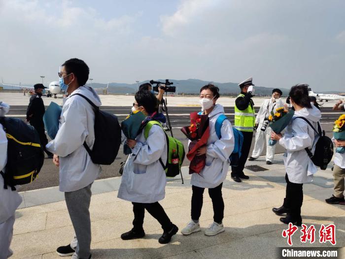圖為交警向醫(yī)療隊敬禮?！№n帥南 攝
