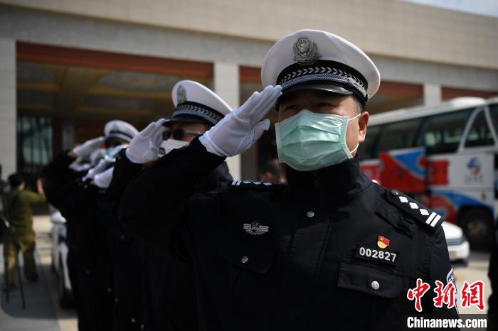 圖為交警們向醫(yī)療隊敬禮。　康平 攝