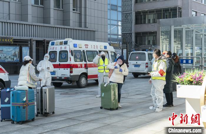 圖為呼和浩特車站“外防輸入”?！∠牧?攝