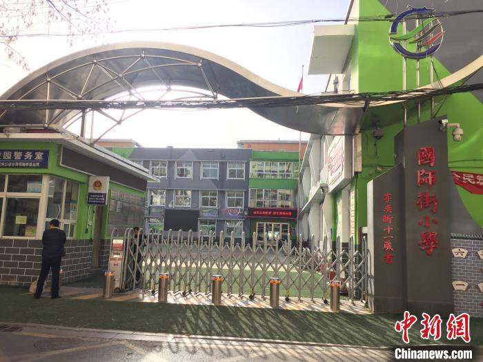 校門口設(shè)置臨時等候區(qū)，區(qū)域四周5米為禁行區(qū)。　高瑞峰 攝