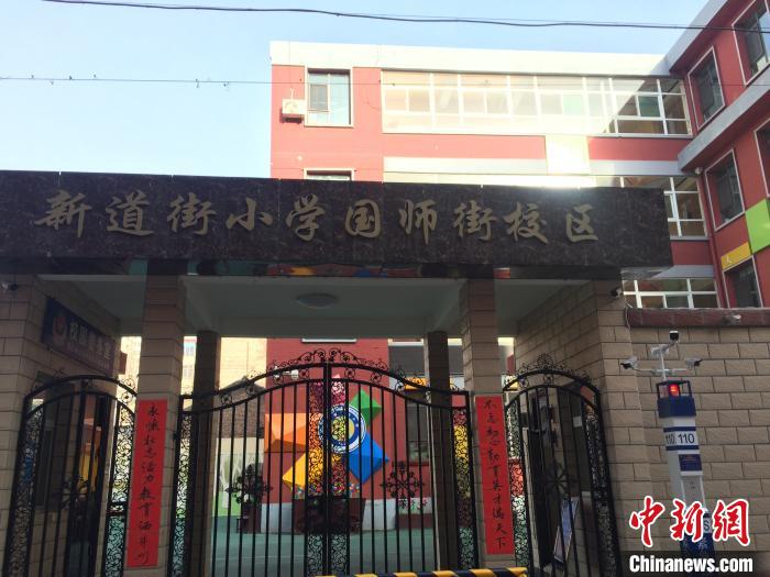 返校學(xué)生要到指定校門口報到，入校時需佩戴口罩，并進(jìn)行身份核驗、實名登記、體溫檢測?！「呷鸱?攝