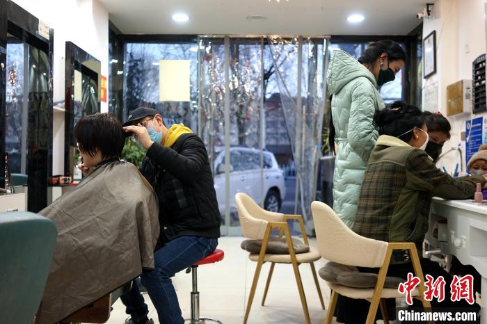 拉薩市民在一美發(fā)店理發(fā)、美甲。　江飛波 攝