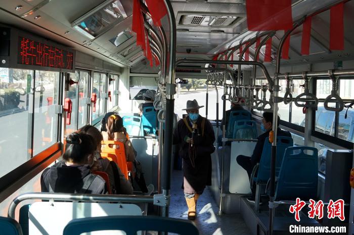 拉薩市民生活如常，圖為民眾戴口罩乘坐公交車?！〗w波 攝