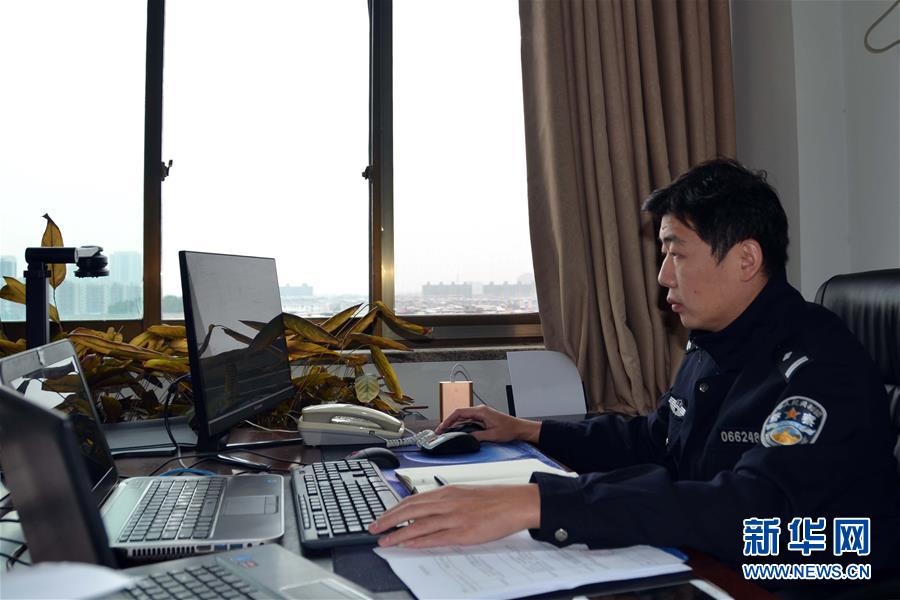 （習(xí)近平致敬的戰(zhàn)“疫”英雄·公安干警篇·圖文互動(dòng)）（8）他們，抗疫一線鑄警魂
