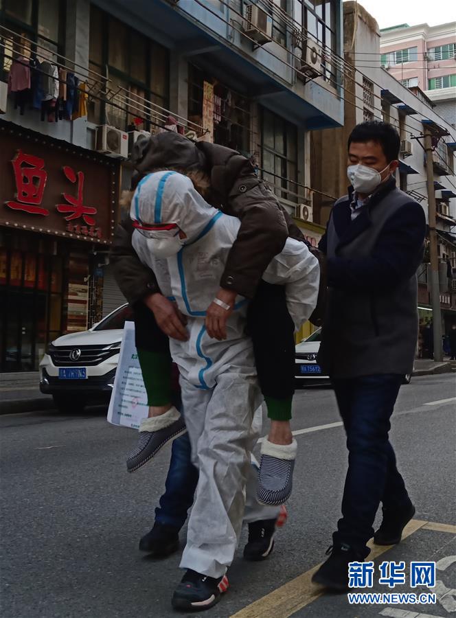 （習(xí)近平致敬的戰(zhàn)“疫”英雄·公安干警篇·圖文互動(dòng)）（4）他們，抗疫一線鑄警魂