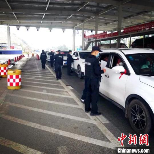 圖為云南一邊境檢查站防控疫情同時(shí)嚴(yán)防境外毒品滲透。　云南省公安廳供圖 攝