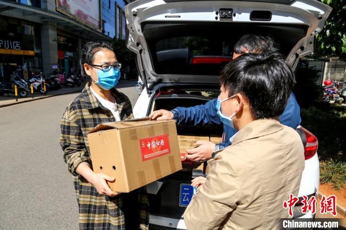 圖為昆明支援湖北醫(yī)護人員家庭收到“暖心蔬菜”。云南省委統(tǒng)戰(zhàn)部供圖