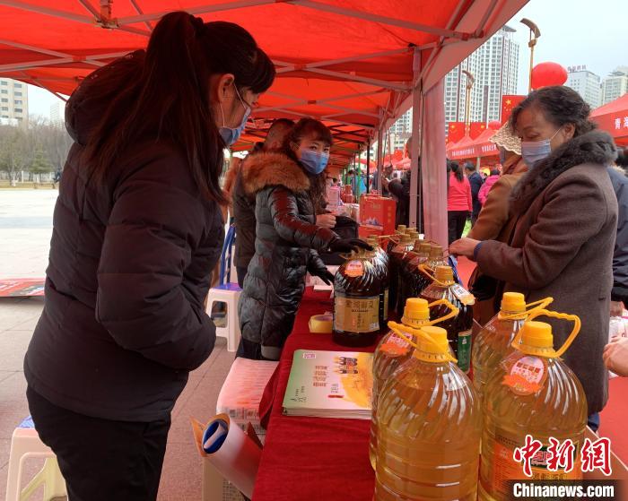 圖為市民們正在采購商品?！O睿 攝