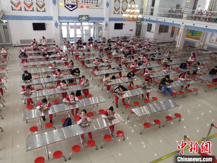 圖為學(xué)生們在食堂就餐。　烏婭娜 攝