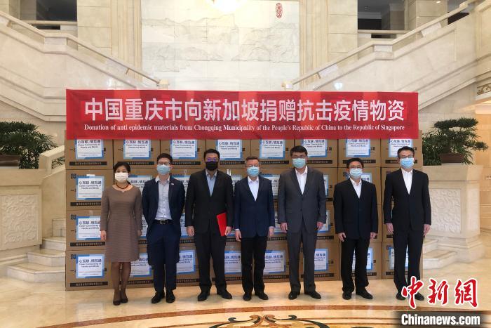 圖為捐贈方與接收方代表合影留念?！⑾嗔?攝