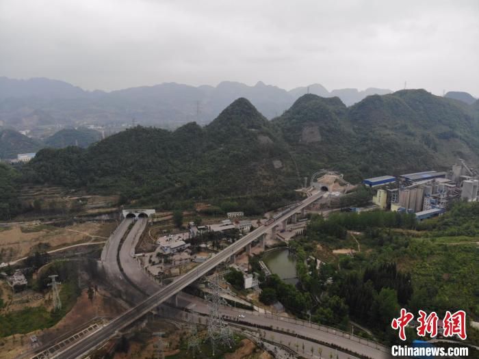 貴州省首條城際高速鐵路——安六鐵路開始聯(lián)調(diào)聯(lián)試。中國(guó)鐵路成都局集團(tuán)公司供圖