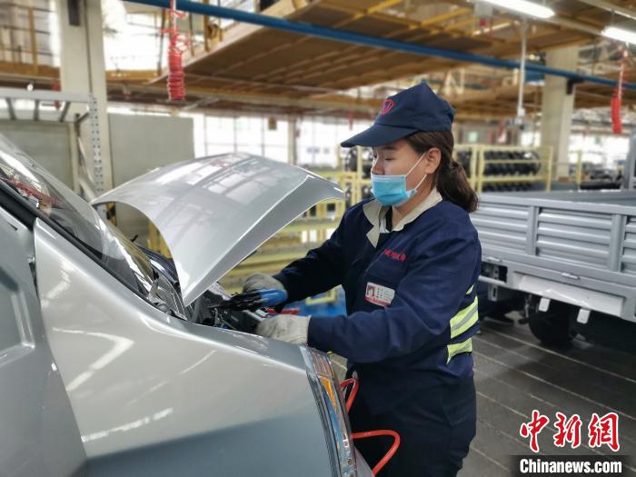 在滿足國(guó)外市場(chǎng)供應(yīng)的同時(shí)，成功汽車也緊盯國(guó)內(nèi)市場(chǎng)，拓渠道保銷量?！「唢w 攝