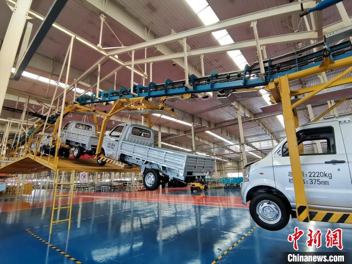 成功汽車是山西省重點(diǎn)轉(zhuǎn)型項(xiàng)目，擁有國(guó)內(nèi)先進(jìn)的零部件、發(fā)動(dòng)機(jī)整機(jī)自動(dòng)裝配和發(fā)動(dòng)機(jī)生產(chǎn)線、實(shí)驗(yàn)線，還有國(guó)際一流的工業(yè)機(jī)器人?！「唢w 攝