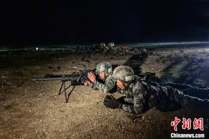 夜間狙擊手摧毀敵探照燈?！∑呀?攝